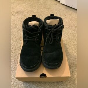 UGG K Neumel II (Grade School) – Black, Size 5, Used Condition